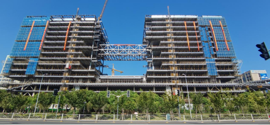 森馬上海產(chǎn)業(yè)園喜封金頂，恒馳鋼構(gòu)助力打造國(guó)際時(shí)尚總部新地標(biāo)